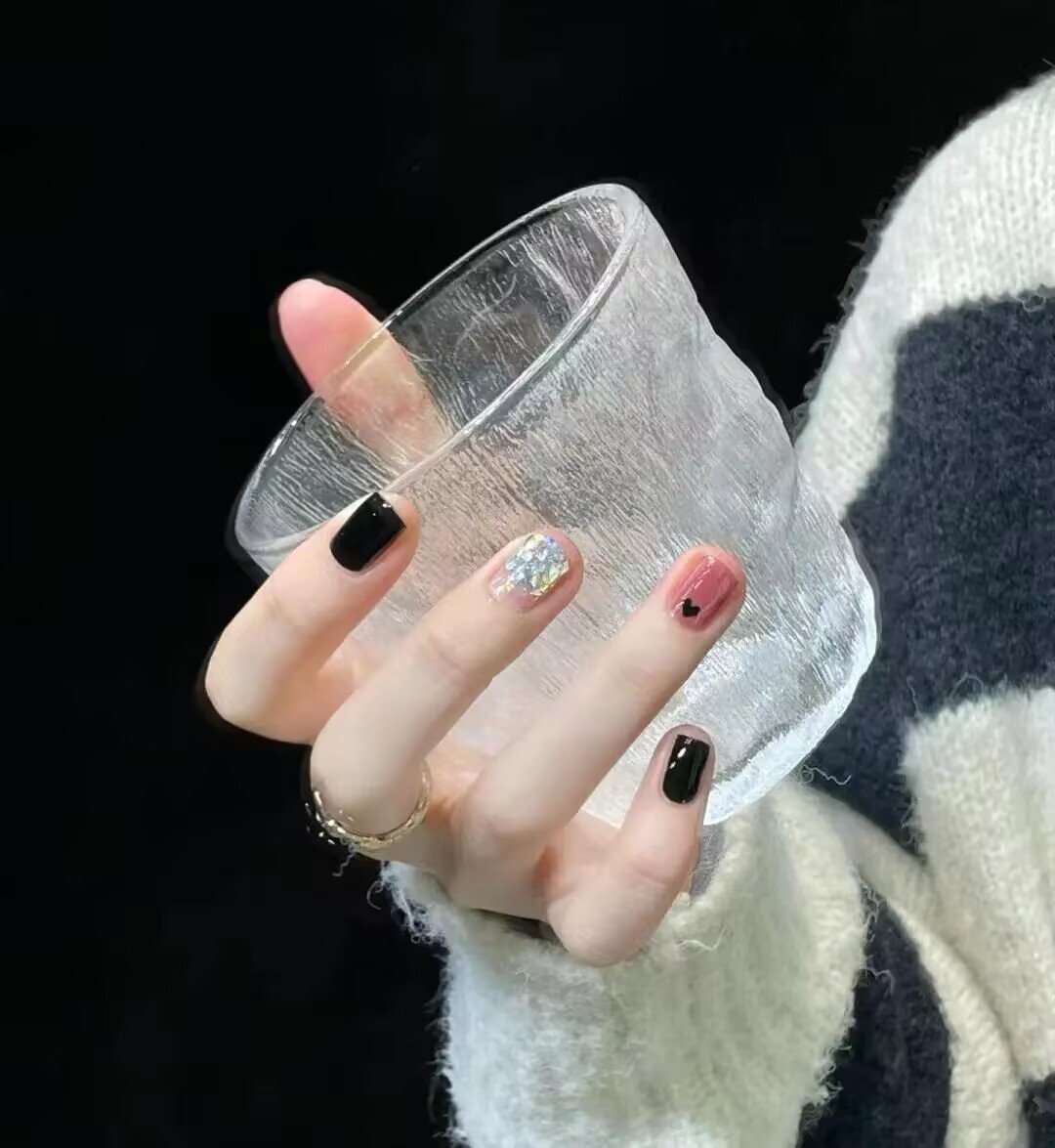 2025 short nail trends
