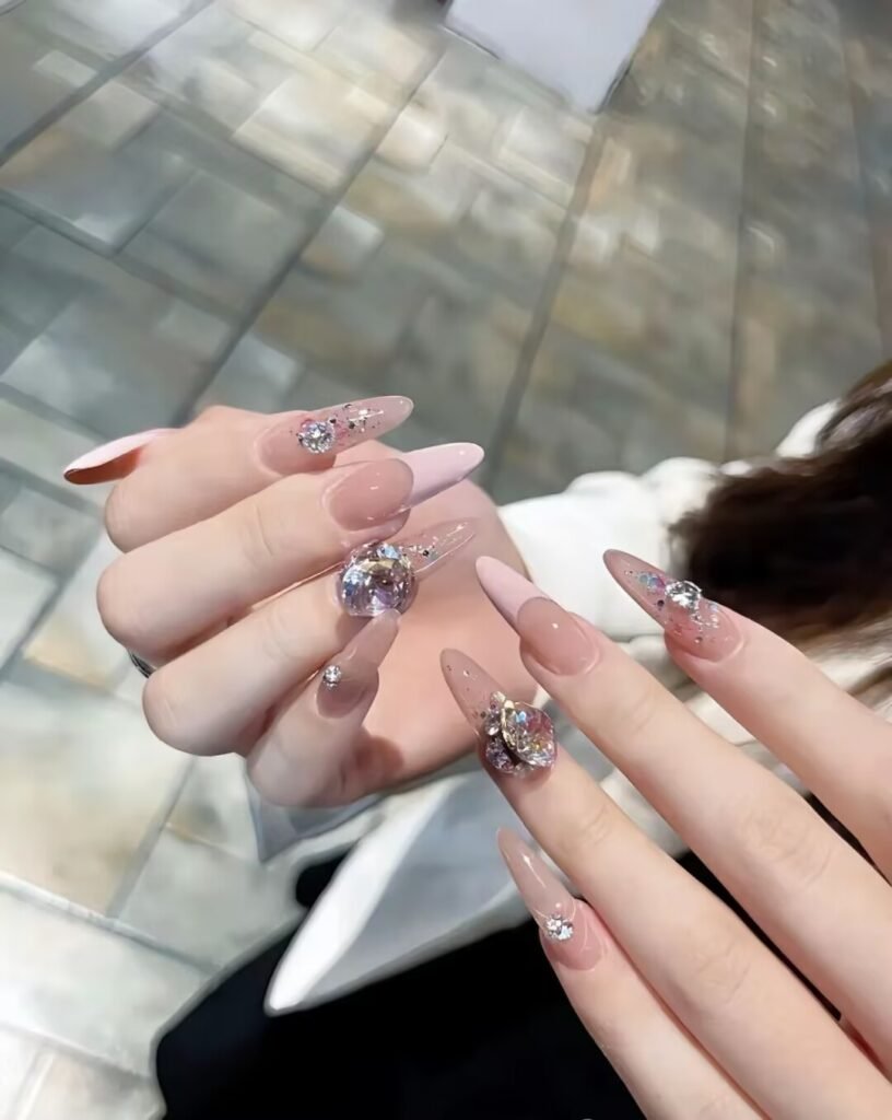 "Mirror silver French manicure: high-end manicure design for the workplace"