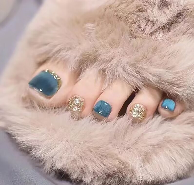 A Few Super Hot Minimalist Toe Nail Designs