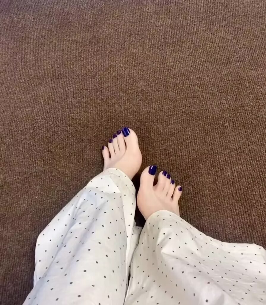 A Few Super Hot Minimalist Toe Nail Designs