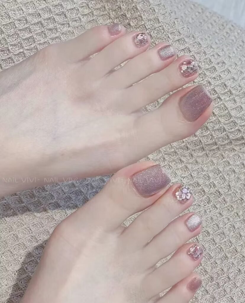 A Few Super Hot Minimalist Toe Nail Designs