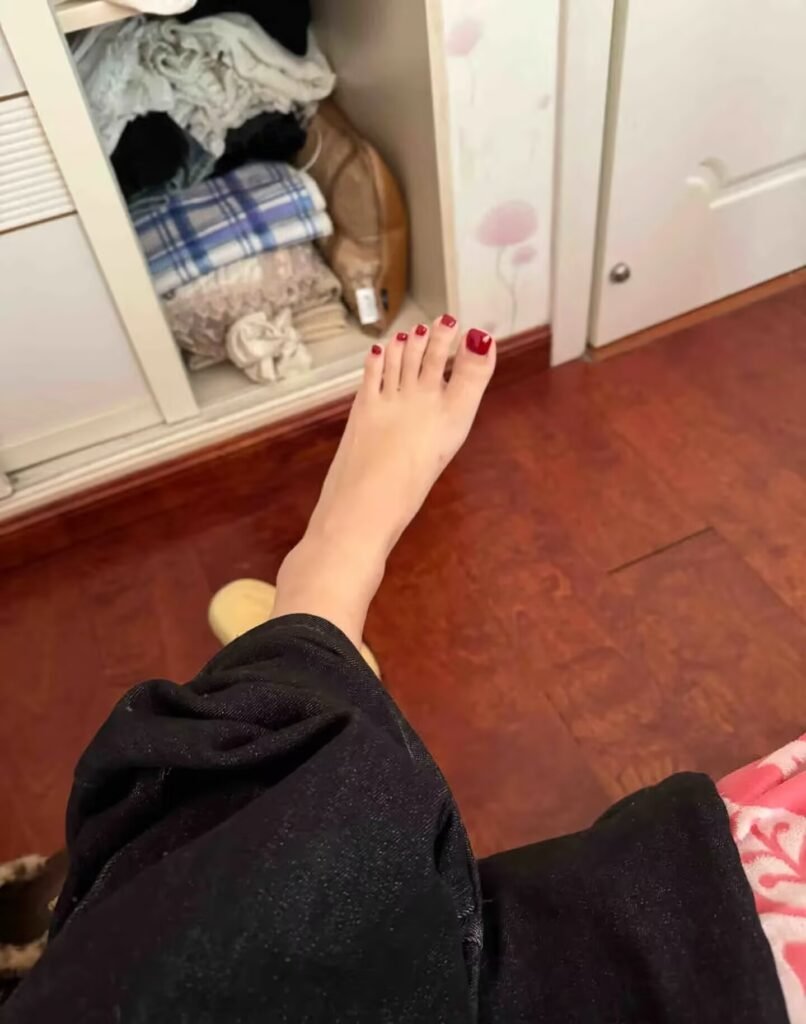 A Few Super Hot Minimalist Toe Nail Designs