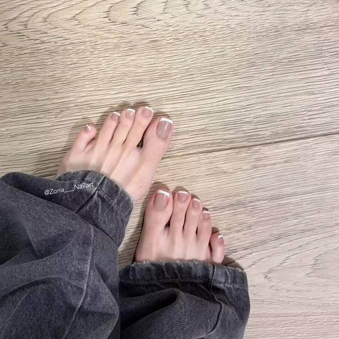 2025 Toenail Art Trends: Neon ombre, geometric lines, 3D accents, and eco gel polish merge tech and creativity. #ToenailArt2025 #FutureNailDesign