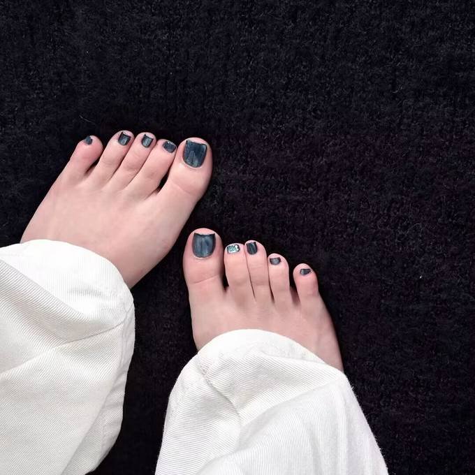 2025 Toenail Art Trends: Neon ombre, geometric lines, 3D accents, and eco gel polish merge tech and creativity. #ToenailArt2025 #FutureNailDesign