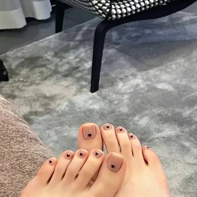2025 Toenail Art Trends: Neon ombre, geometric lines, 3D accents, and eco gel polish merge tech and creativity. #ToenailArt2025 #FutureNailDesign