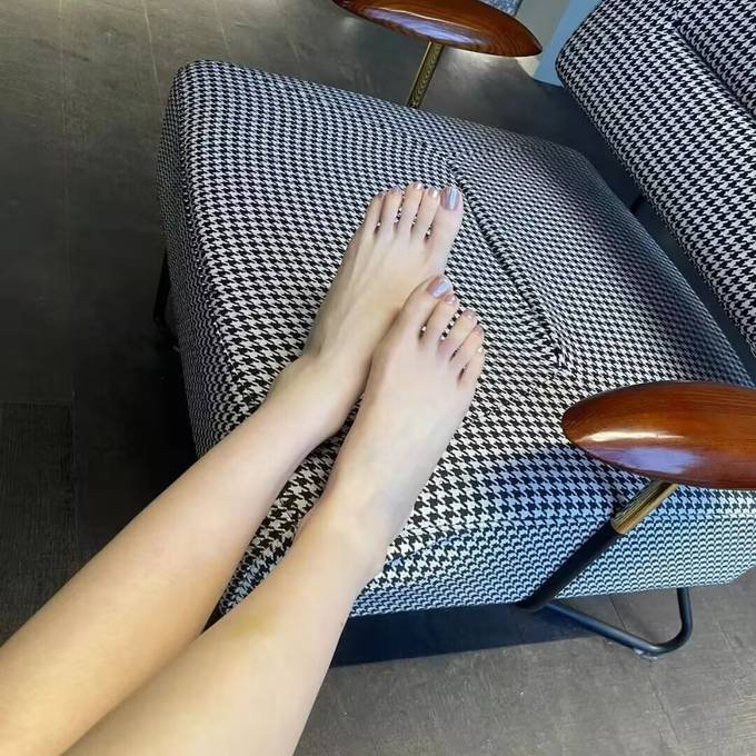 2025 Toenail Art Trends: Neon ombre, geometric lines, 3D accents, and eco gel polish merge tech and creativity. #ToenailArt2025 #FutureNailDesign