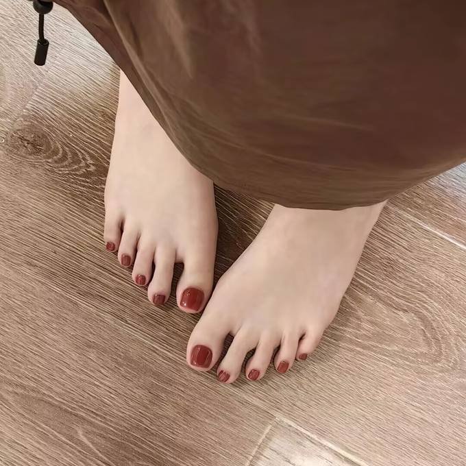 2025 Toenail Art Trends: Neon ombre, geometric lines, 3D accents, and eco gel polish merge tech and creativity. #ToenailArt2025 #FutureNailDesign