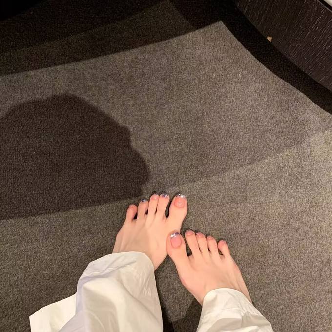 2025 Toenail Art Trends: Neon ombre, geometric lines, 3D accents, and eco gel polish merge tech and creativity. #ToenailArt2025 #FutureNailDesign