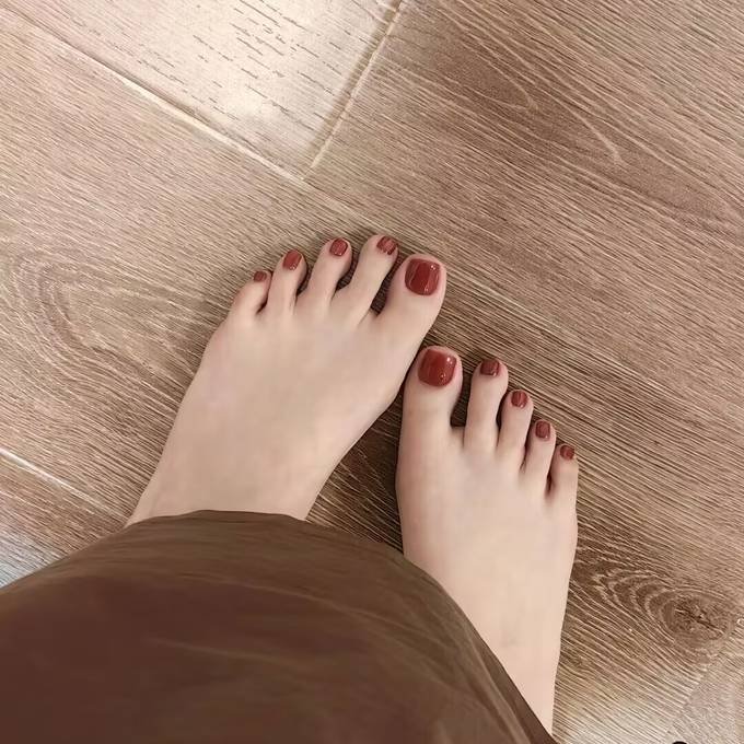 2025 Toenail Art Trends: Neon ombre, geometric lines, 3D accents, and eco gel polish merge tech and creativity. #ToenailArt2025 #FutureNailDesign