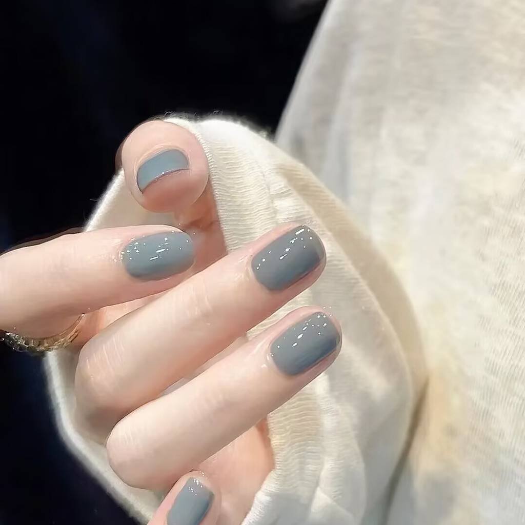 2025 short nails for fair skin: muted blush, pearlized chrome accents + square shapes. Lavender-gray French tips enhance pale complexions with cool undertones.