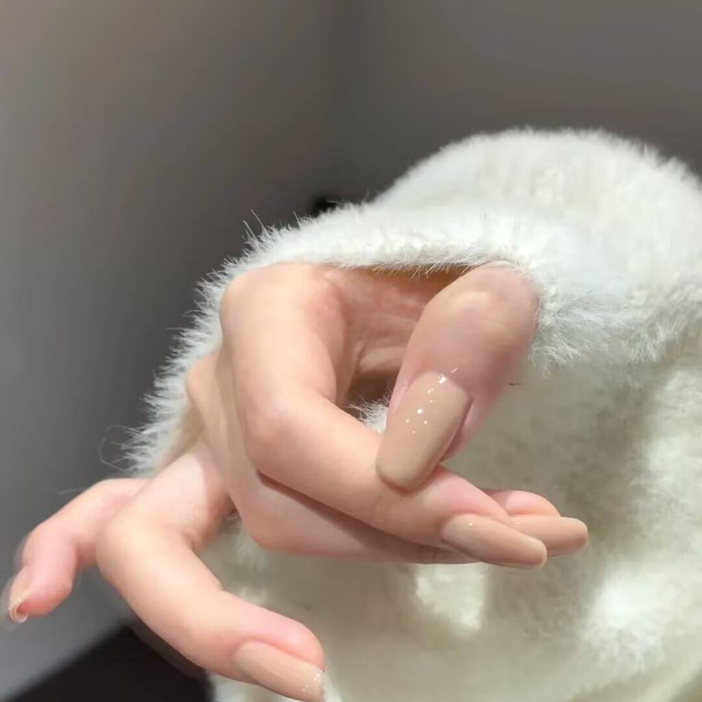 2025 short nails for fair skin: muted blush, pearlized chrome accents + square shapes. Lavender-gray French tips enhance pale complexions with cool undertones.