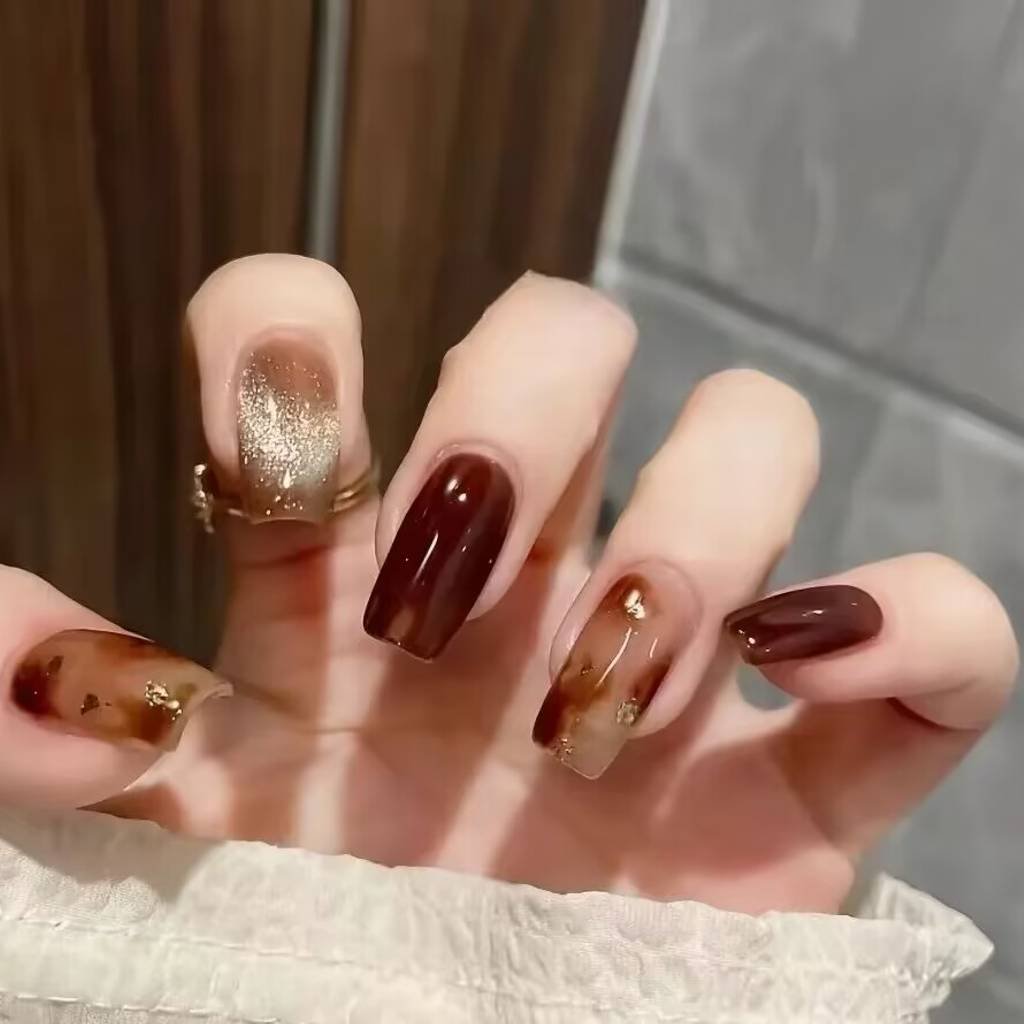 2025 short nail trends for fair skin: muted blush, pearlized chrome accents + square shapes. Lavender-gray French tips enhance pale complexions with cool undertones.