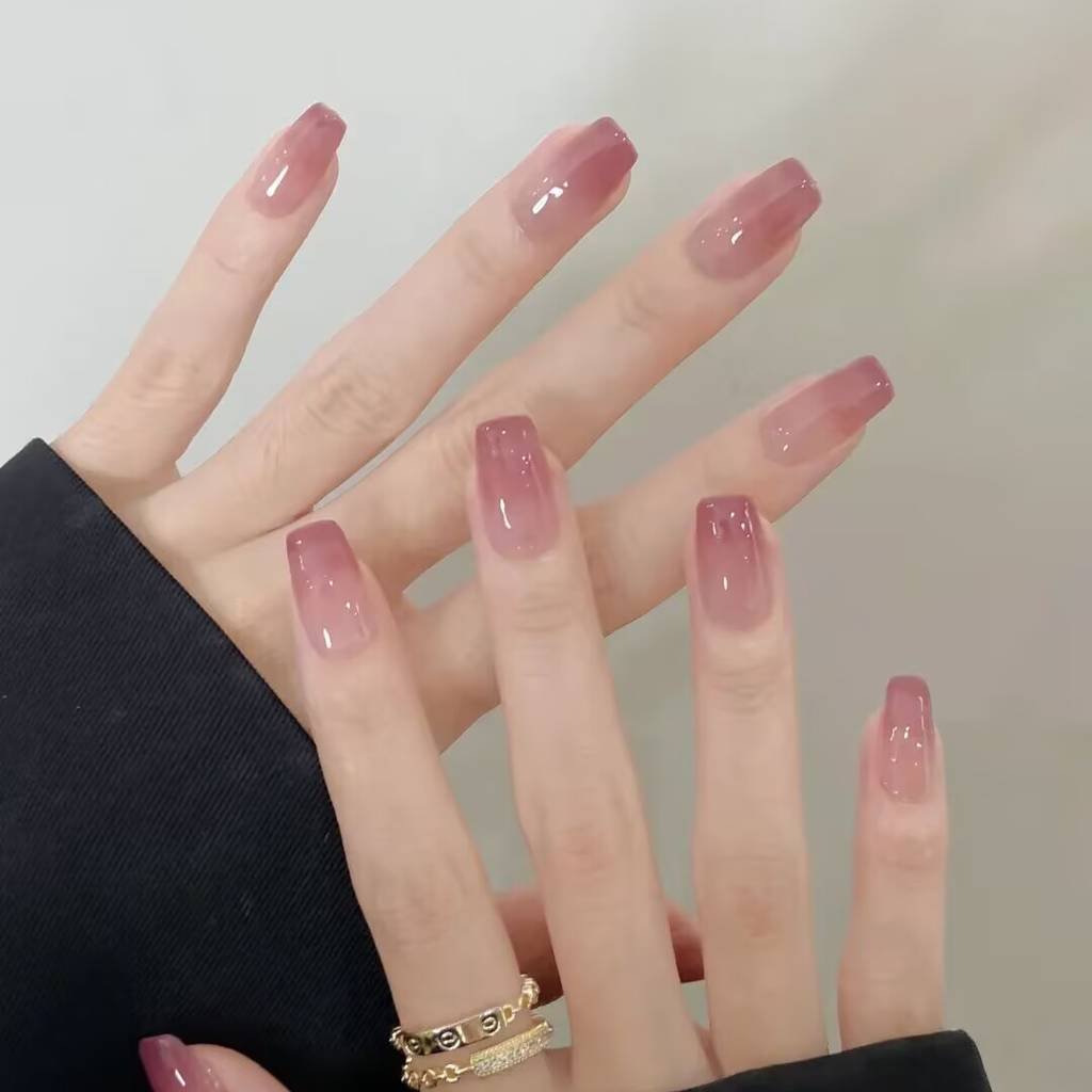 2025 short nails for fair skin: muted blush, pearlized chrome accents + square shapes. Lavender-gray French tips enhance pale complexions with cool undertones.