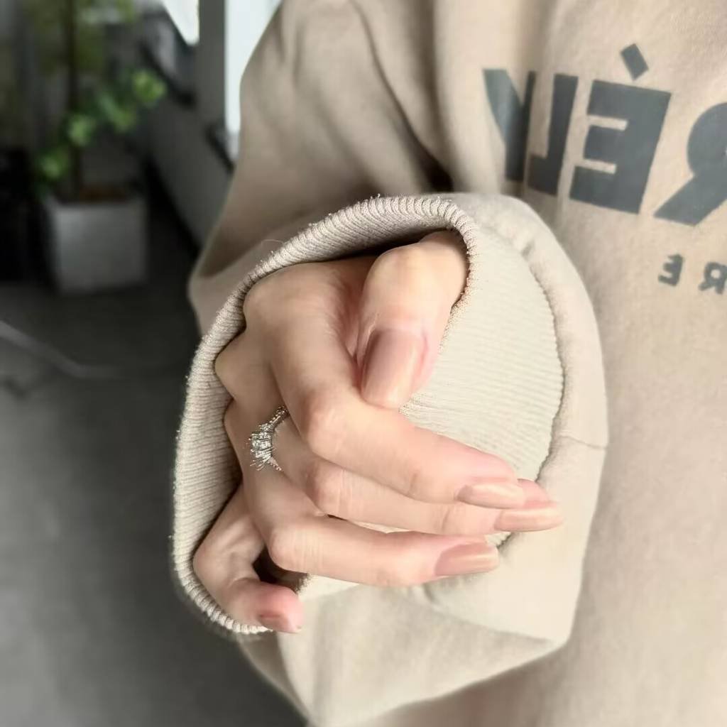 2025 short nails for fair skin: muted blush, pearlized chrome accents + square shapes. Lavender-gray French tips enhance pale complexions with cool undertones.