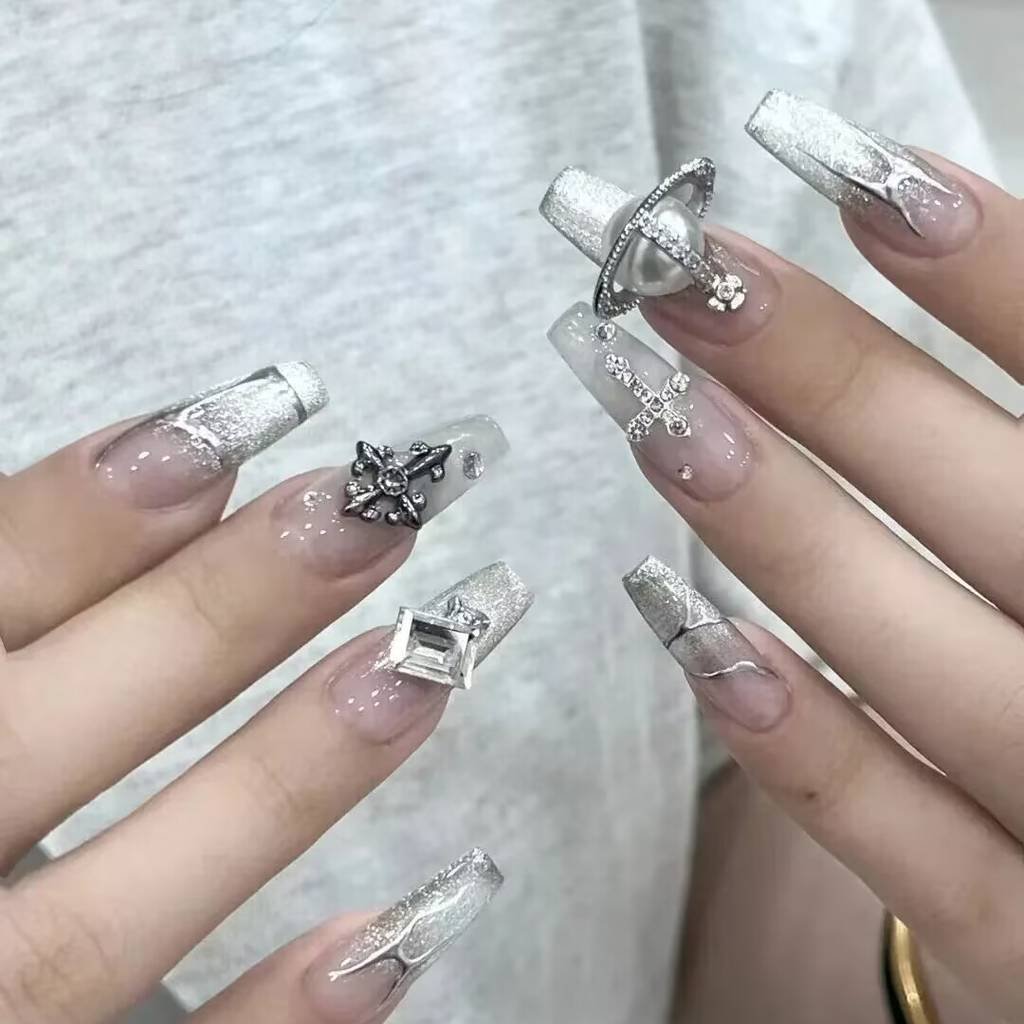 2025 short nails for fair skin: muted blush, pearlized chrome accents + square shapes. Lavender-gray French tips enhance pale complexions with cool undertones.