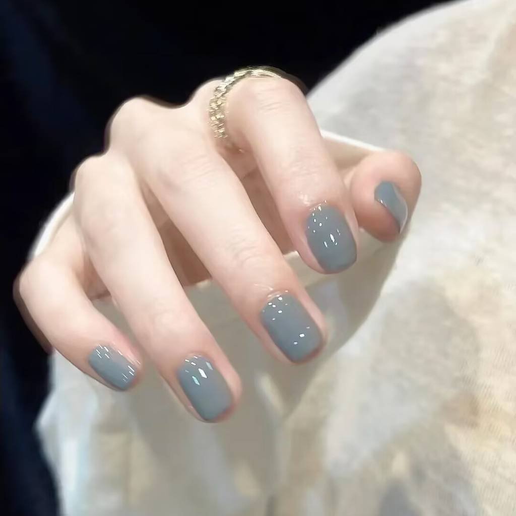 2025 short nails for fair skin: muted blush, pearlized chrome accents + square shapes. Lavender-gray French tips enhance pale complexions with cool undertones.