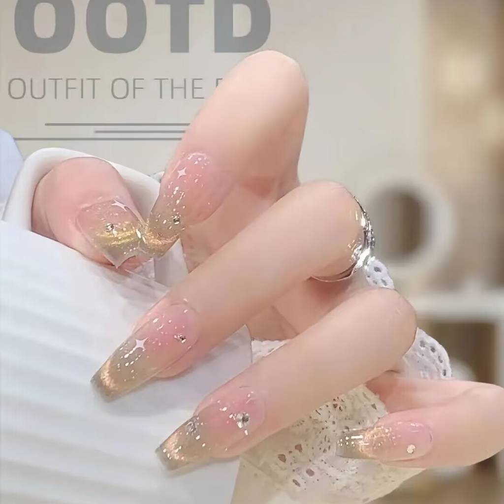 2025 short nails for fair skin: muted blush, pearlized chrome accents + square shapes. Lavender-gray French tips enhance pale complexions with cool undertones.