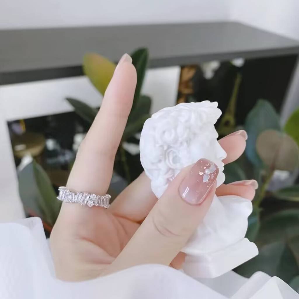 Transparent Nude Manicure: The Universal Office Essential