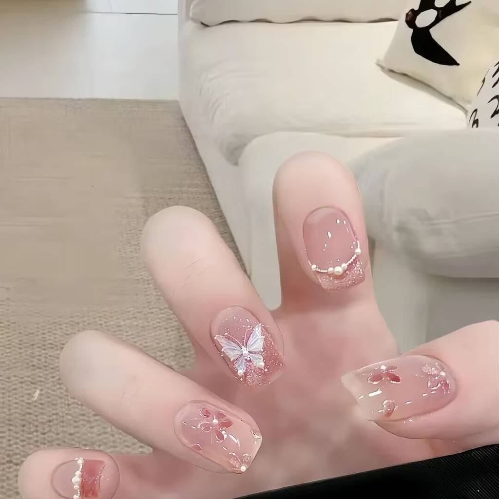 Transparent Nude Manicure: The Universal Office Essential