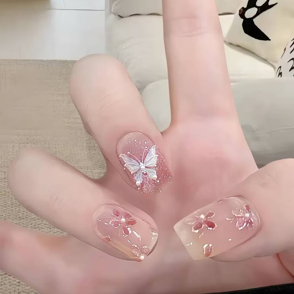 Transparent Nude Manicure: The Universal Office Essential