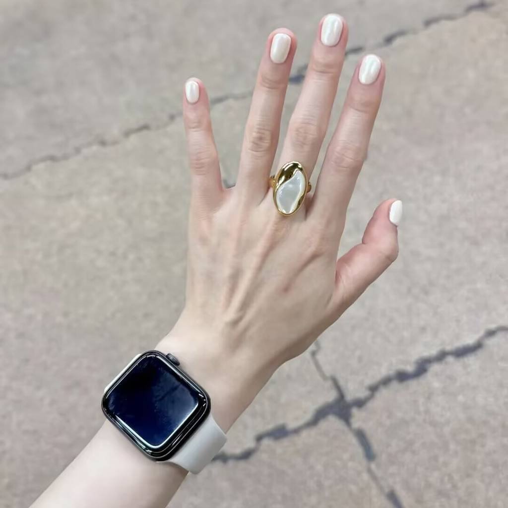Transparent Nude Manicure: The Universal Office Essential