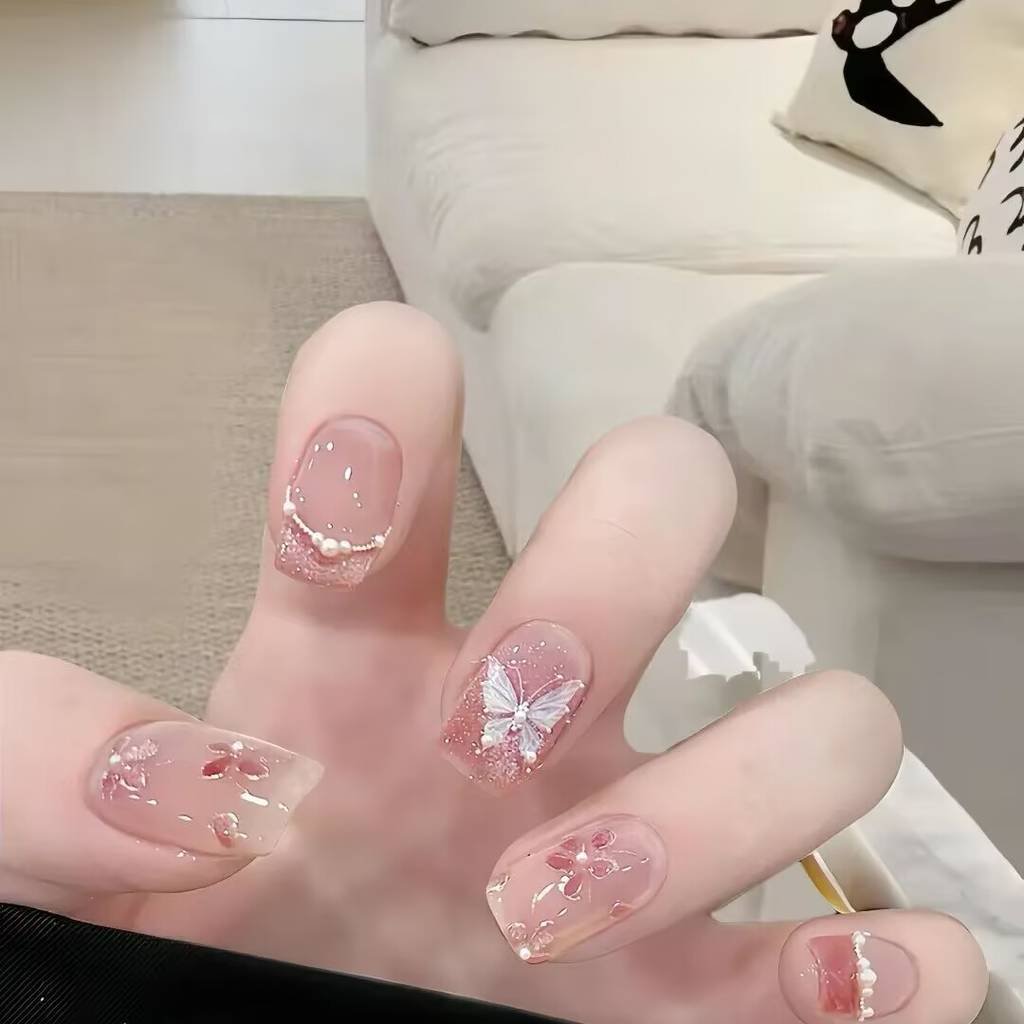 Transparent Nude Manicure: The Universal Office Essential