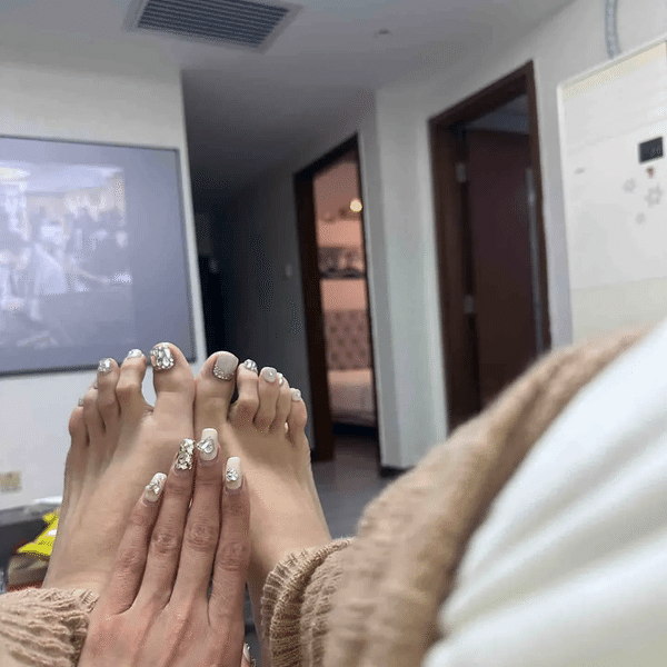 Diamond pedicure designs 2025：Princess-Worthy  Pearl & Diamond White Pedicure