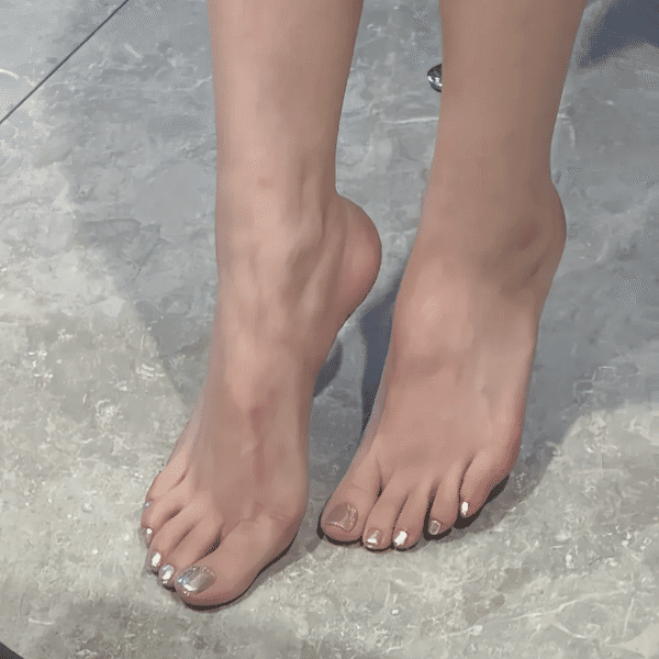Diamond pedicure designs 2025：Art Deco Revival: Geometric Diamond Patterns