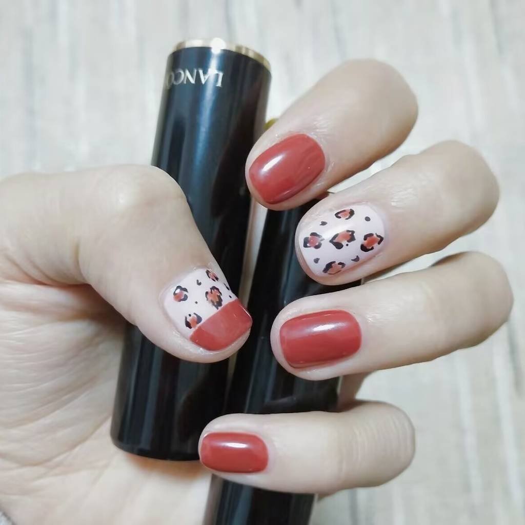 Summer nail trends for fair skin:Misty blue cat eye nails indoor lighting effect
