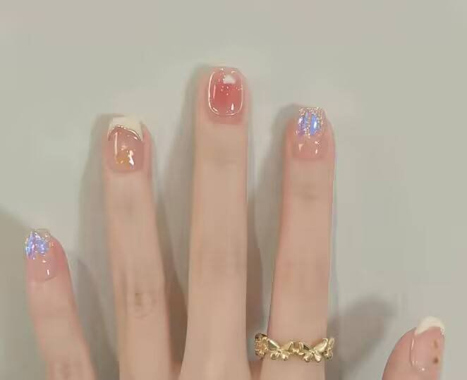 Alt: AI-Powered Nail Style Finder app interface suggesting personalized manicure designs.