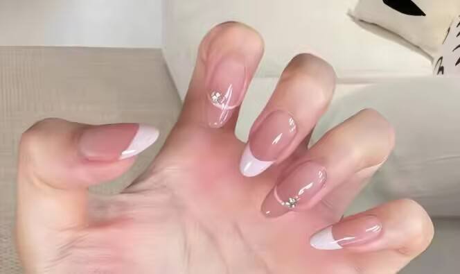 Alt: AI-Powered Nail Style Finder app interface suggesting personalized manicure designs.