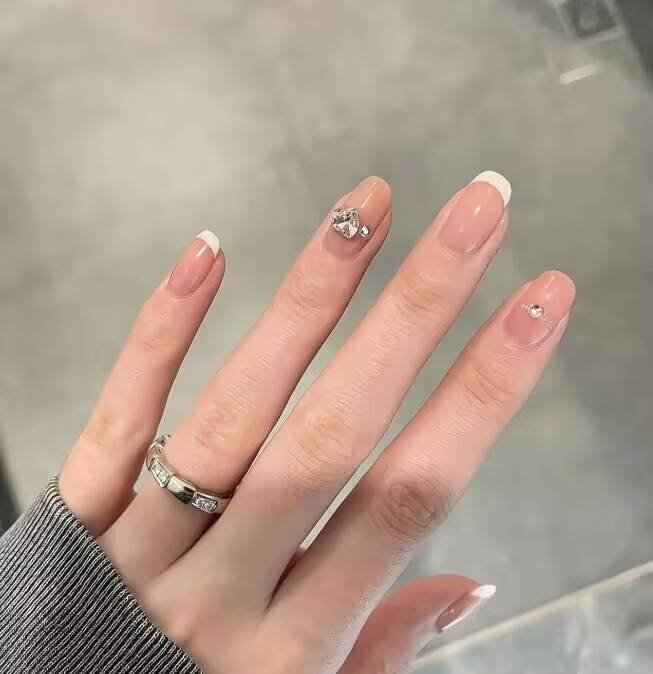 Alt: AI-Powered Nail Style Finder app interface suggesting personalized manicure designs.