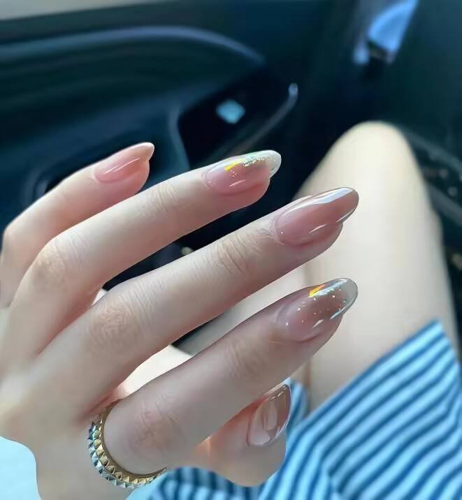 Alt: AI-Powered Nail Style Finder app interface suggesting personalized manicure designs.