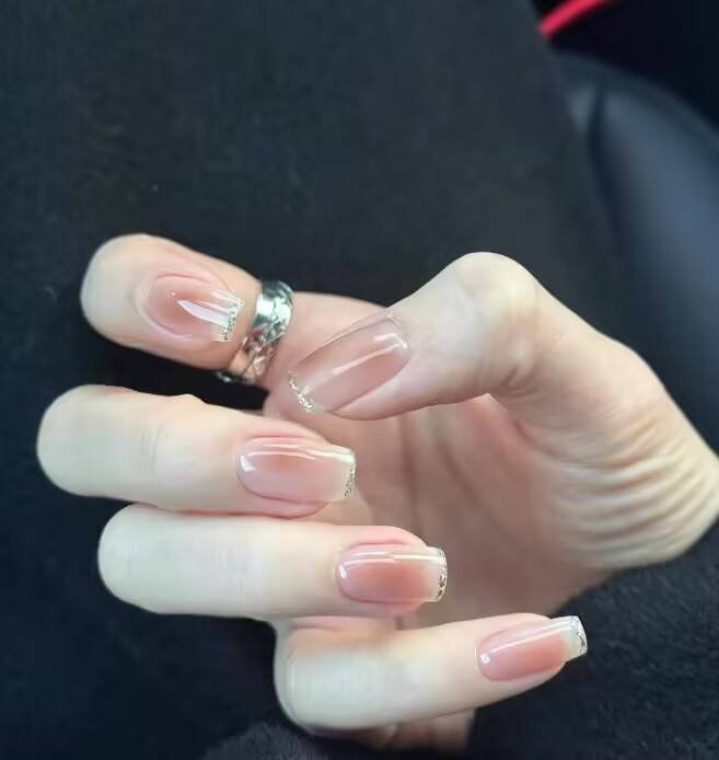 Alt: AI-Powered Nail Style Finder app interface suggesting personalized manicure designs.