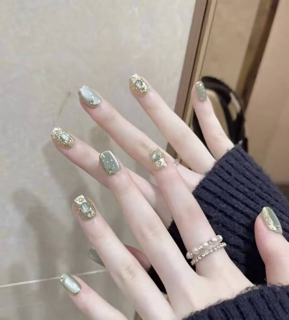 Alt: AI-Powered Nail Style Finder app interface suggesting personalized manicure designs.