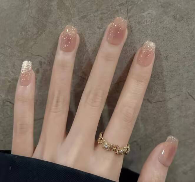 Alt: AI-Powered Nail Style Finder app interface suggesting personalized manicure designs.