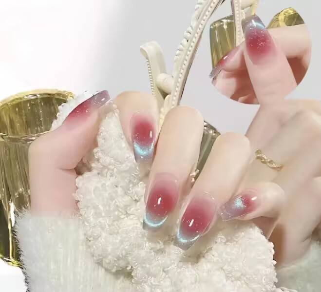 Alt: AI-Powered Nail Style Finder app interface suggesting personalized manicure designs.