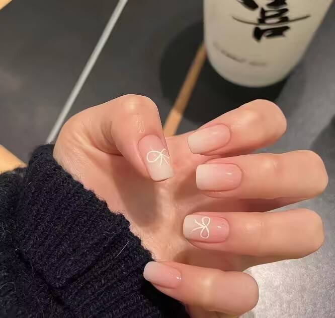 Alt: AI-Powered Nail Style Finder app interface suggesting personalized manicure designs.
