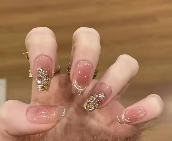 Alt: AI-Powered Nail Style Finder app interface suggesting personalized manicure designs.