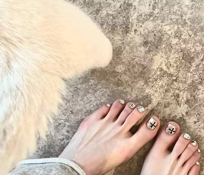  INS-themed toenail art design